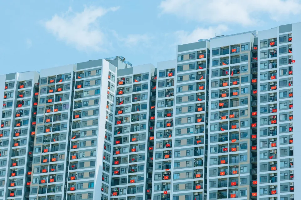 Nhà cũ, tường ẩm và bố trí chật — trước